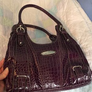 Rosetti, w faux alligator embossing, polyvinyl